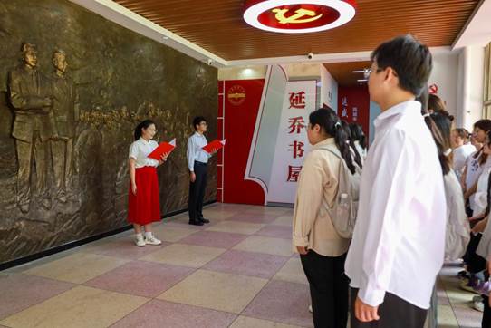 图5--全景——学生在听朗诵 (3)