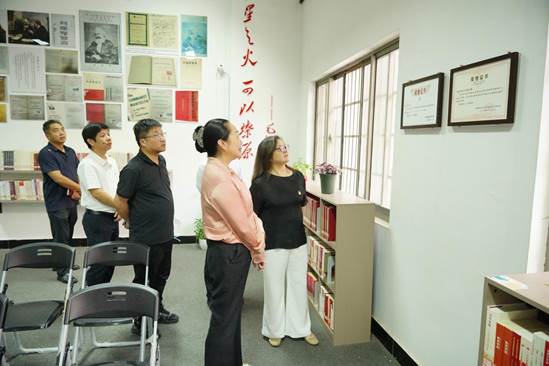 图3--全景——领导在看展 (3)
